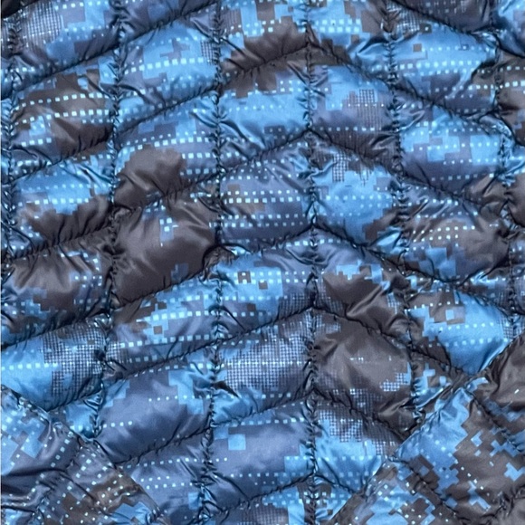 Snozu Boys winter jacket.  Zipper front with two zipper pockets - Picture 5 of 7